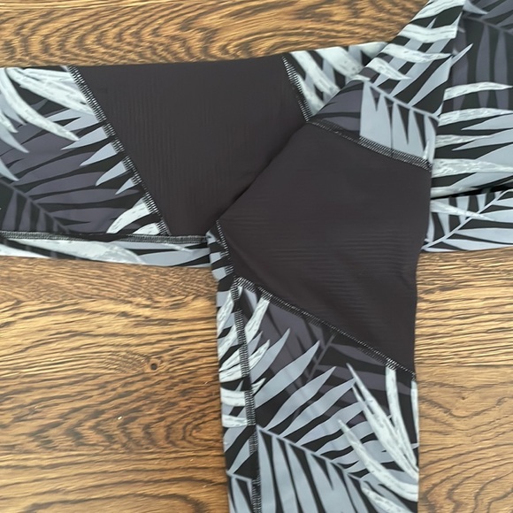 Old Navy Athletic Leggings- size M - Picture 3 of 3